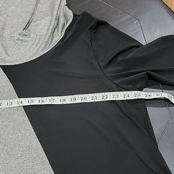 🖤5/$20🖤 AVENUE..black and metallic oversized top.. - Picture 11 of 13